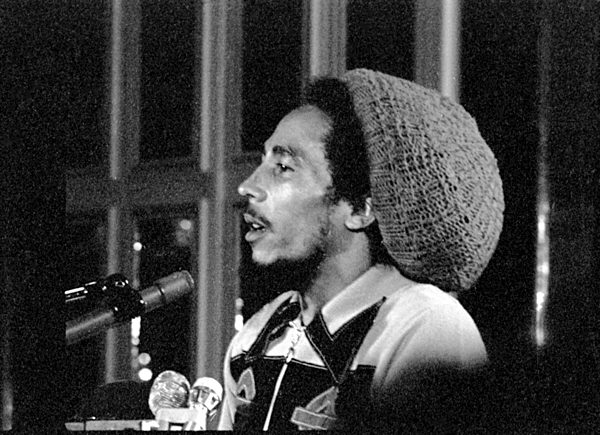 BOB MARLEY SPEAKING AT HIS PRESS CONFERENCE AT THE WALDORF HOTEL , FOR HIS UNITED NATIONS' PEACE MEDAL.  CIRCA 1978.  NEW YORK CITY