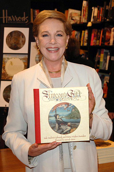 Julie Andrews signiert ihr Kinderbuch
