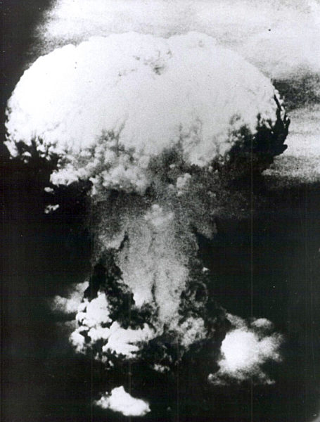 Nach der Explosion der vier Tonnen schweren Atombombe "Little Boy" über der...