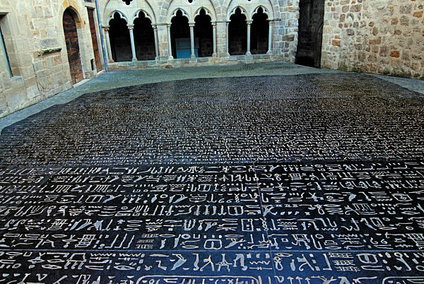 Hieroglyphen-Monument in Homage