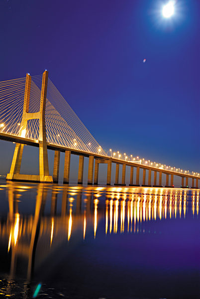 Portugal, Lissabon: Vasco da Gama Brücke bei Nacht