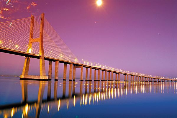 Portugal, Lissabon: Vasco da Gama Brücke bei Nacht