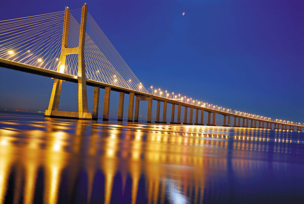 Portugal, Lissabon: Vasco da Gama Brücke bei Nacht