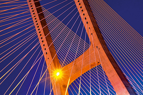 Portugal, Lissabon: Detail der Vasco da Gama Brücke bei Nacht