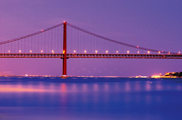 Portugal, Lissabon: Ponte 25 de Abril in der Abendstimmung