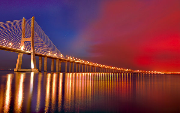 Portugal, Lissabon: Vasco da Gama Brücke bei Nacht