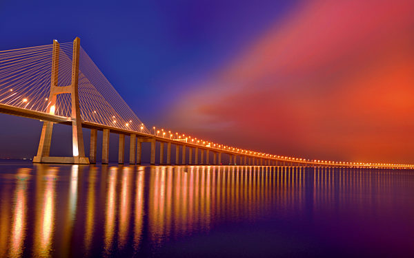 Portugal, Lissabon: Ponte Vasco da Gama bei Nacht