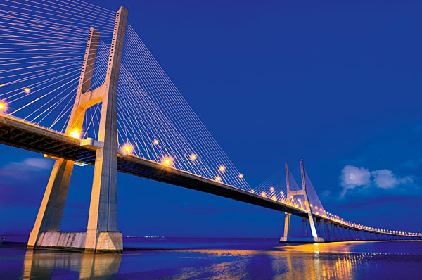 Portugal, Lissabon: Ponte Vasco da Gama bei Nacht