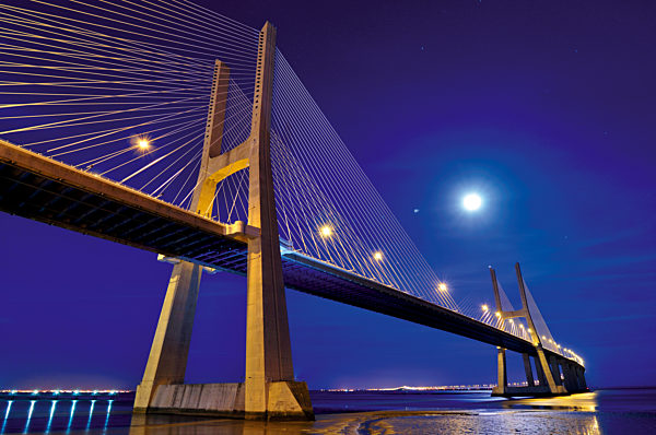 Portugal, Lissabon: Ponte Vasco da Gama bei Nacht