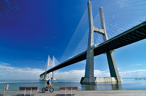 Portugal, Lissabon: Ponte Vasco da Gama im Stadtteil Parque das Nacoes