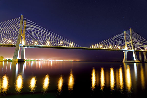 Portugal, Lissabon: Ponte Vasco da Gama bei Nacht