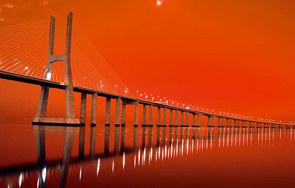 Portugal, Lissabon: Ponte Vasco da Gama im Abendlicht