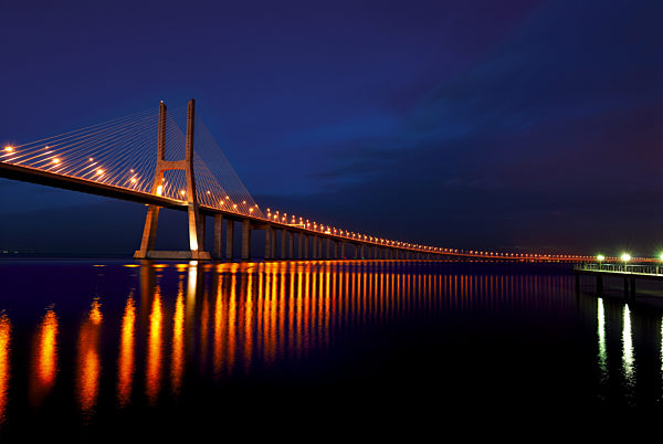 Portugal, Lissabon: Nächtlich beleuchtete Ponte Vasco da Gama