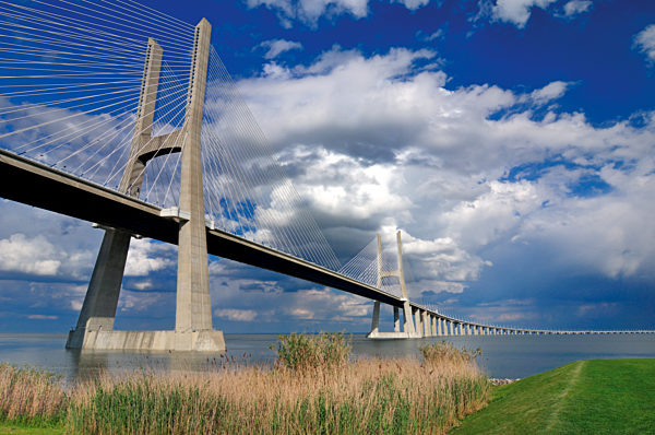 Portugal, Lissabon: Ponte Vasco da Gama über den Tejo