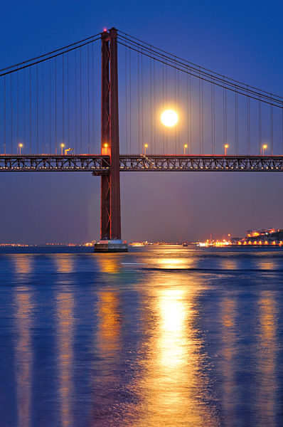 Portugal, Lissabon: Ponte 25 de Abril bei Vollmond