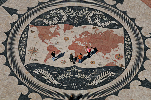 Portugal, Lissabon: Windrose mit Weltkarte vor dem Entdeckerdenkmal in Belem