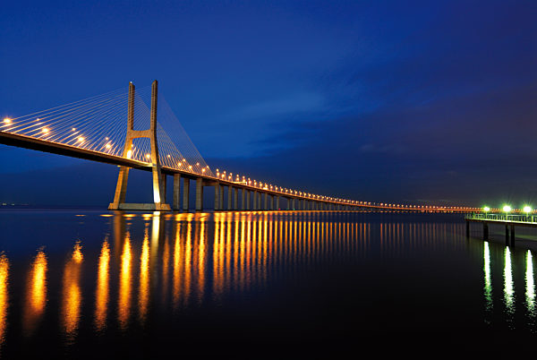Portugal, Lissabon: Ponte Vasco da Gama bei Nacht