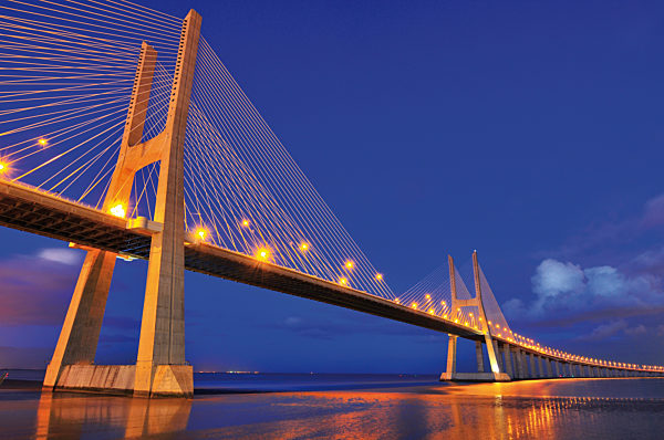 Portugal, Lissabon: Ponte Vasco da Gama bei Nacht