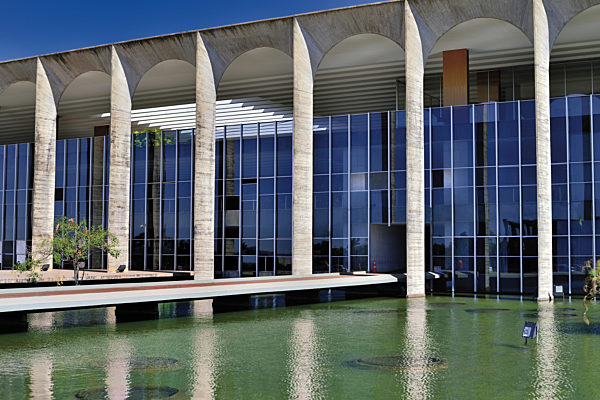 Brasilien, Brasilia: Seitenansicht des Itamaraty Palastes von Oscar Niemeyer