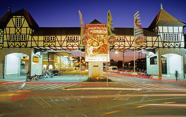 Brasilien: Blumenau - Eingangsportal Oktoberfest