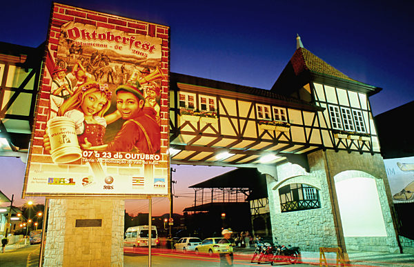 Brasilien: Blumenau - Eingangsportal Oktoberfest