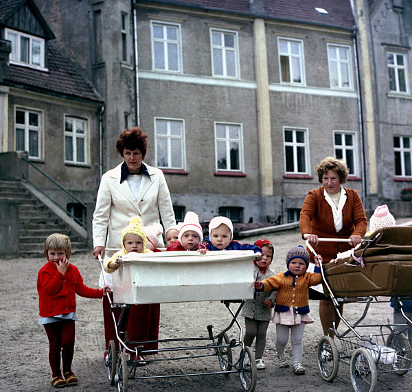 DDR - Ausfahrt der Kinderkrippe