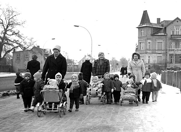 DDR - Winterspaziergang Kinderkrippe
