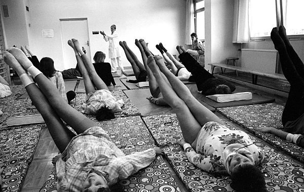 Junge Frauen bei einer speziellen Gymanstik für Schwangere...