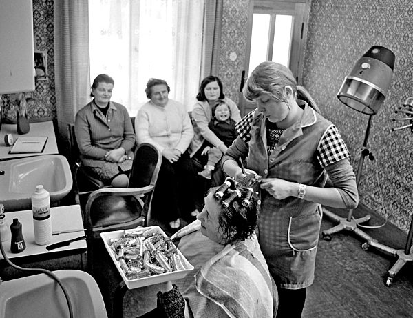 DDR - beim Friseur auf dem Dorf