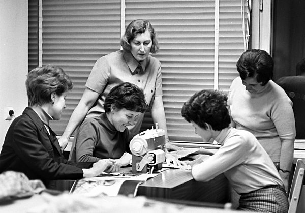 DDR -  Frauen im Schneiderzirkel