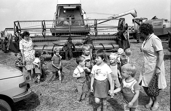 DDR - Kinder besuchen LPG-Bauern