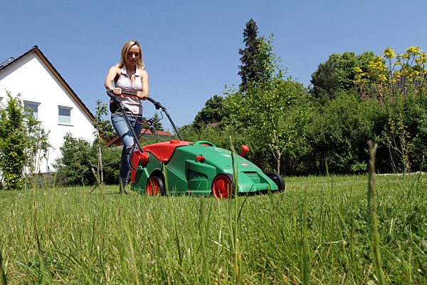 Gartenarbeit - Rasen mähen