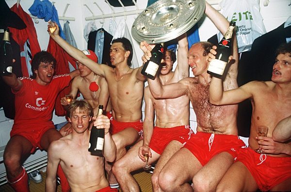 Bayern feiern Titel mit Champagner-Party