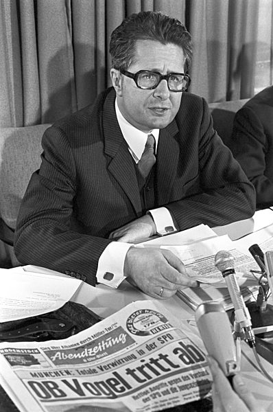 Hans-Jochen Vogel gibt Verzicht auf neue Kandidatur bekannt