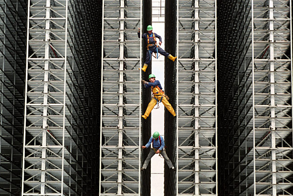 Akrobatische Übungen vollführen die Monteure beim Aufbau des modernsten...