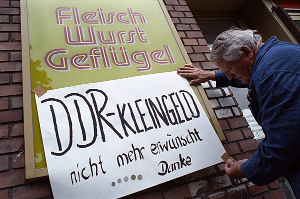 DDR-Kleingeld unerwünscht (Archivfoto und Text 1991)