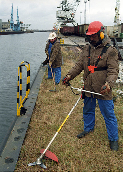 Hafenarbeiter im Magdeburger Elbehafen sind am 23.12...
