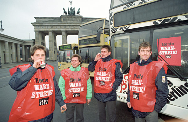 Streikende Busfahrer (Archivfoto und Text 1994)