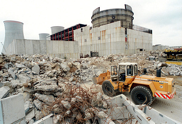 Auf der einstigen Baustelle des unvollendeten Atomkraftwerkes Stendal wird...