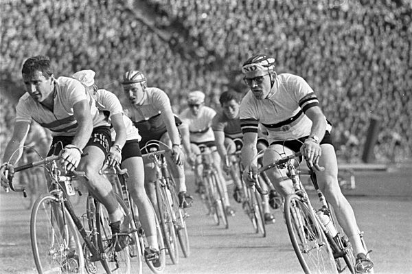 DDR - Internationale Friedensfahrt - Schur bei Stadionankunft