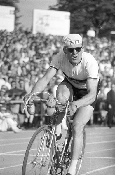 DDR - Internationale Friedensfahrt - Schur bei Stadionankunft