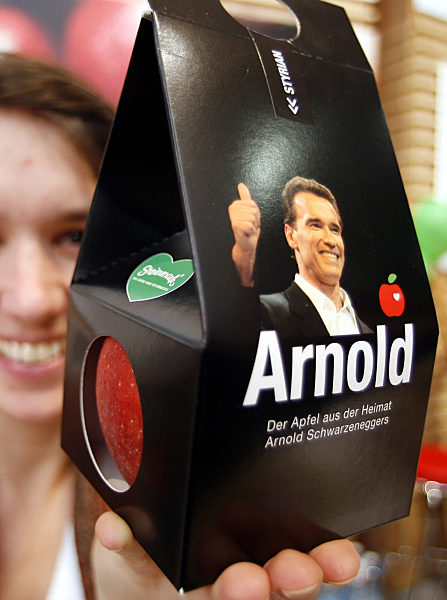 Eine Ausstellerin präsentiert am Mittwoch (23.01...