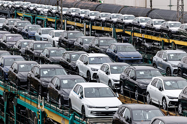 Neufahrzeuge von Volkswagen auf Autozügen