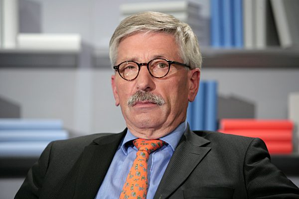 Sarrazin, Thilo (geb. 12.02.1945) Thilo Sarrazin, born 12 February 1945, is a German economist, politician and author who became known for his controversial theses on integration and migration. Among other things, he was Berlin's finance senator and a member of the board of the German Bundesbank. His books, in particular "Deutschland schafft sich ab" (Germany abolishes itself), triggered widespread public debate and criticism, as they are seen as critical of migration and Islam.