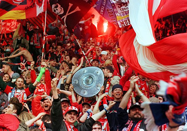 Fußball: FCK-Fans jubeln in der Westkurve