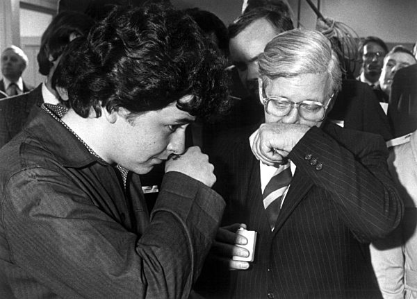 Helmut Schmidt genießt Schnupftabak