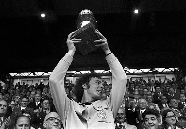 Franz Beckenbauer mit EM-Pokal 1972