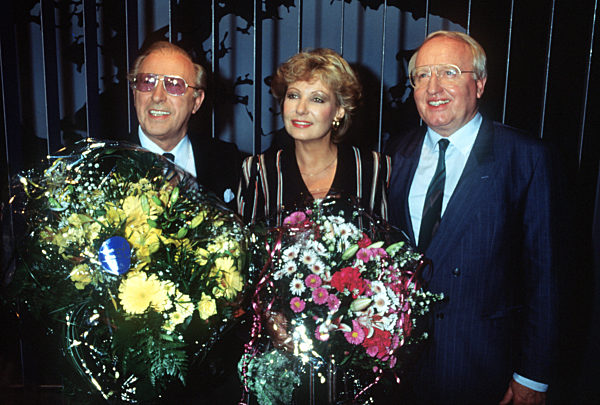 Nachrichtensprecher Karl-Heinz Köpcke (l)...