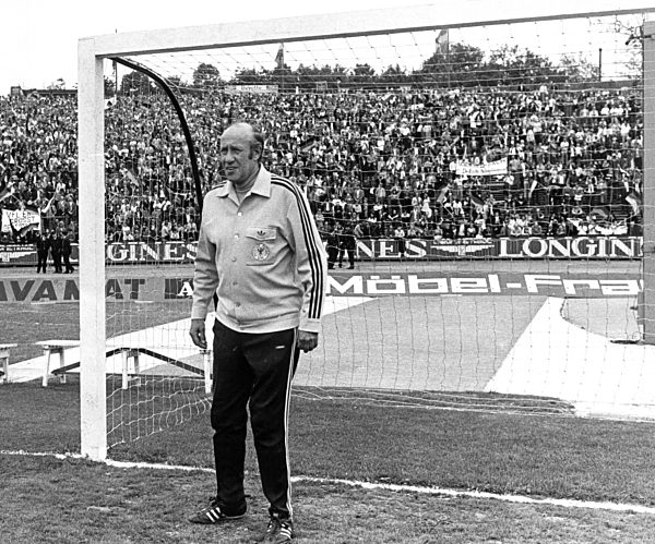 Bundestrainer Helmut Schön als Torsteher vor dem Anpfiff zum großen Finale...