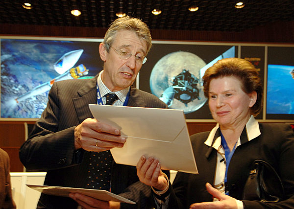 Tereschkowa besucht Satellitenkontrollzentrum